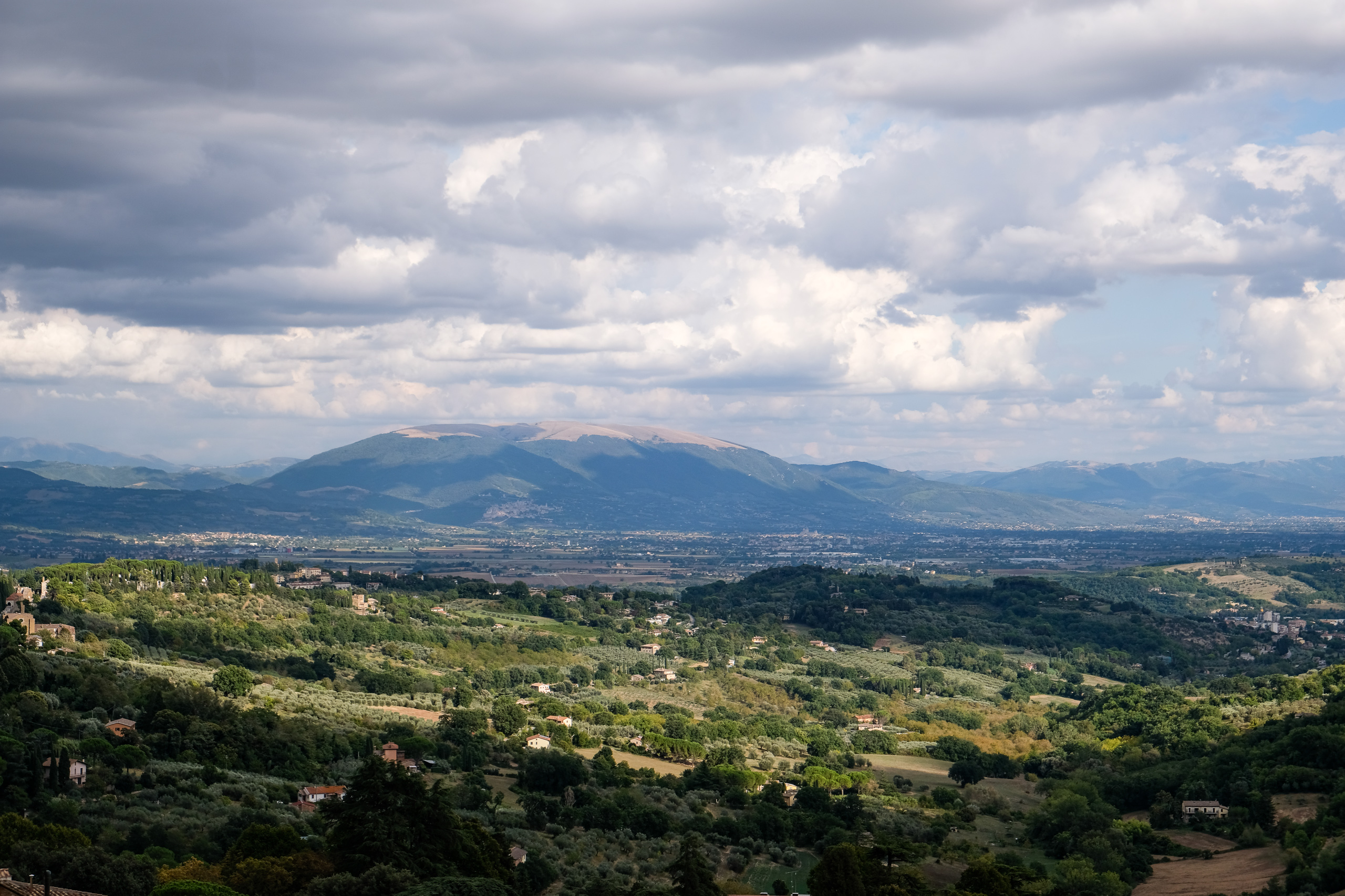 Weiter Blick ins Tal – Monte Subasio mit Assisi am Hang